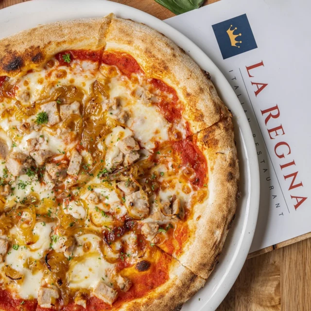 @laregina_coorparoo serves up delicious, authentic Italian food with great drinks and friendly staff. 🍕🍷 It's the perfect spot for a casual dinner, family outing or a night out with friends.

Open daily for lunch and dinner, book your table online today!

#CoorparooSquare #LaRegina